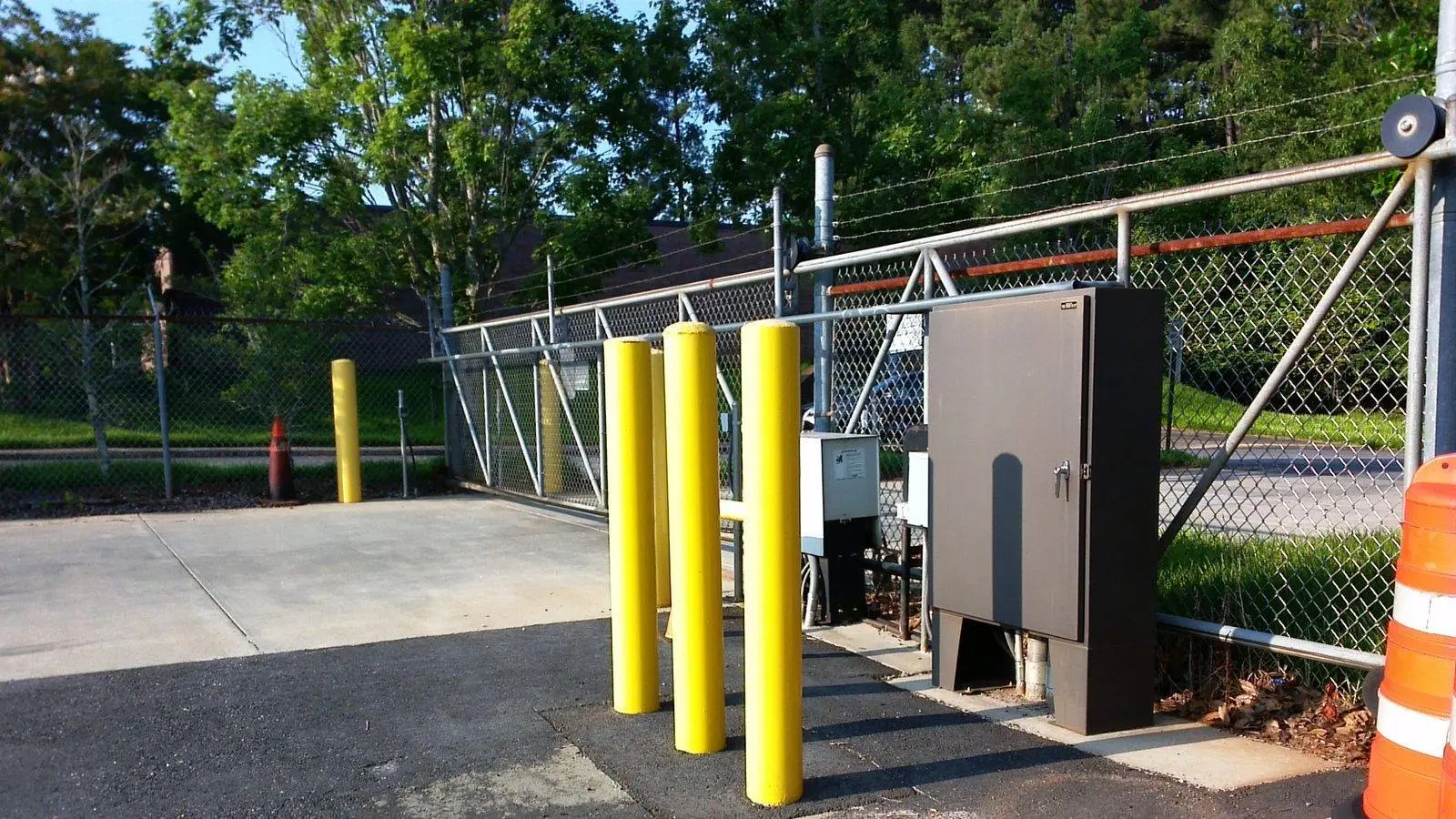 Cantilever slide gate and high-security perimeter fence