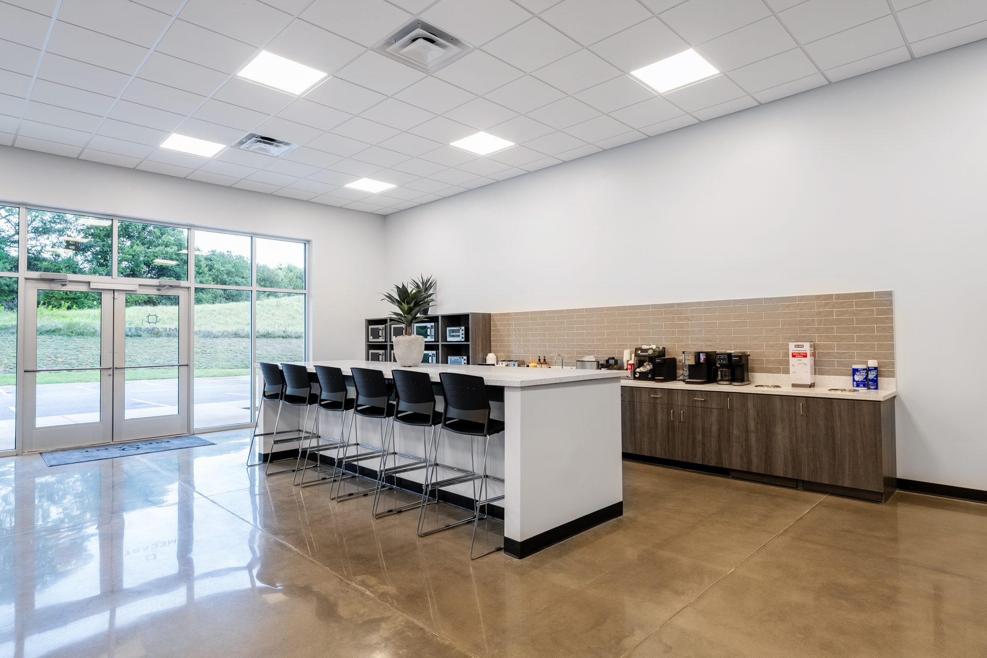 Employee café with polished concrete floor at the MECART facility